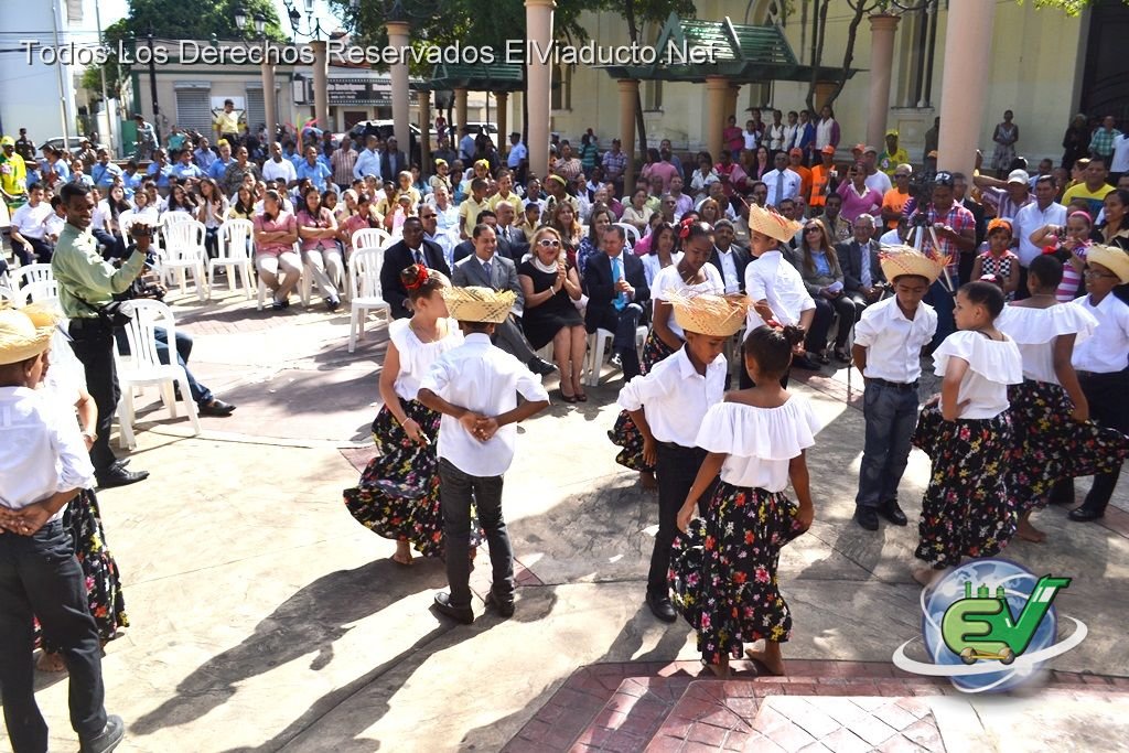 El grupo de baile de centro educativo Hogar Escuela La Milagrosa en la celebración del 201 aniversario del natalicio de Juan Pablo Duarte